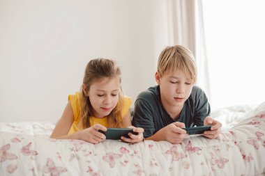 Çocuklarda smartphone ile oynamak kanepe