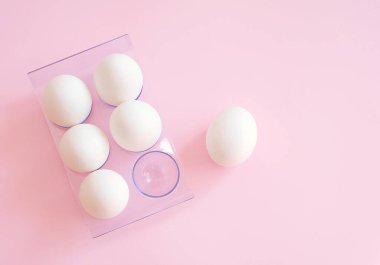 Pembe arka planda beyaz yumurtalar. Beslenme, protein ya da Paskalya tatili için minimum konsept. Tebrik kartı. Tasarım veya metin şablonu.