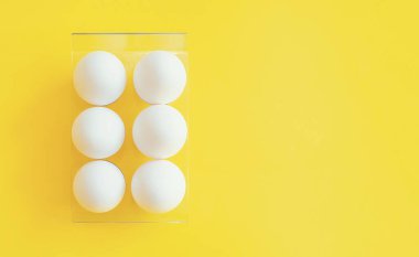 Sarı arka planda beyaz yumurtalar