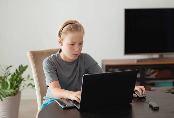 Teenager Benutzt Laptop Zimmer — Stockfoto