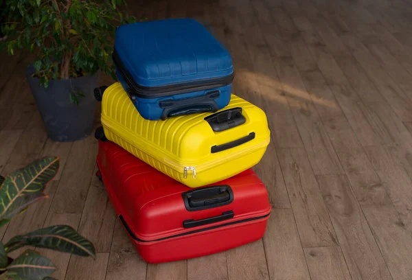 Yatakta eşyalarla dolu bavul. Seyahat kavramı