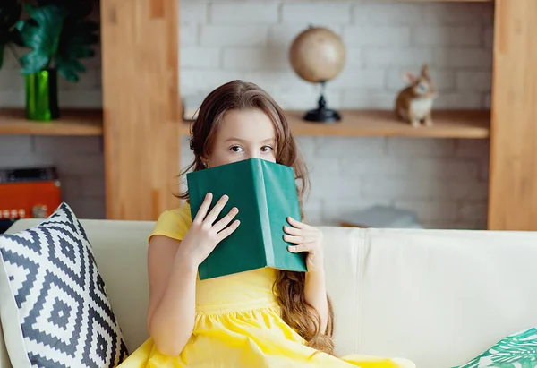Schattig Meisje Een Gele Jurk Het Lezen Van Een Boek — Stockfoto