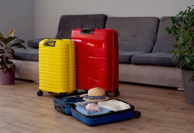 Yatakta eşyalarla dolu bavul. Seyahat kavramı