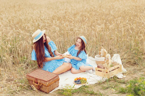 Family Picnic Nature Summer Mother Daughter Eat Bread Wheat Field — Stock Photo, Image