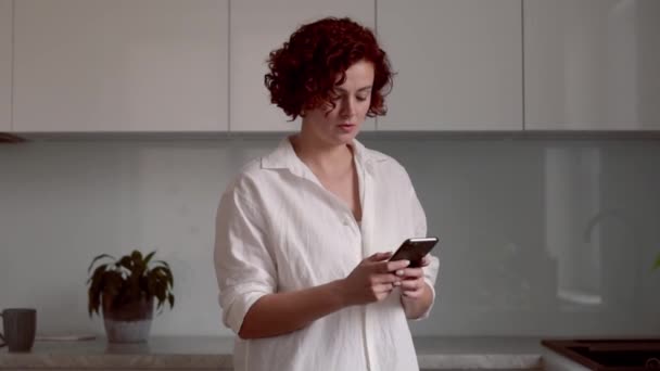 Menina Segurando Telefone Celular Usando Dispositivo Smartphone Casa Blogueiro Mulher — Vídeo de Stock