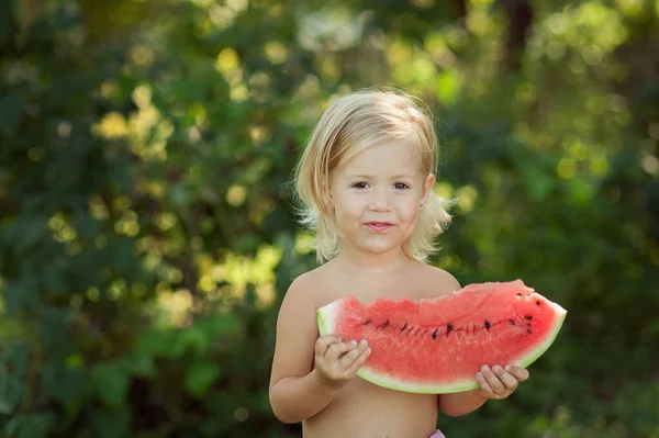 Menina Bonito Comendo Melancia Fruta Fresca Jardim — Fotografia de Stock