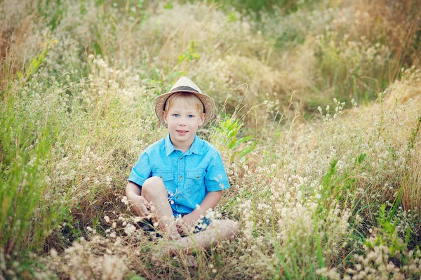 Little Boy Enjoying Life Nature Happy Kid Summer Field Fresh — Stockfoto