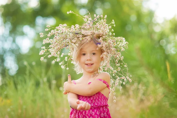 Little Girl Wearing Flower Wreath Her Head Field Summer Sunny — стоковое фото