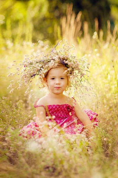 Das Kleine Mädchen Trägt Einem Sonnigen Sommertag Auf Dem Feld — Stockfoto