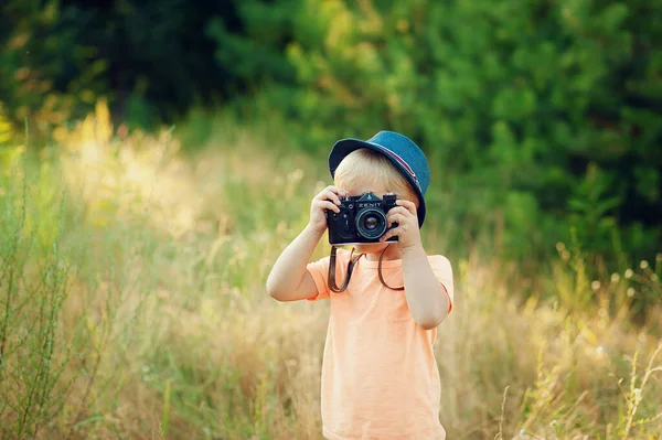 Criança Com Câmera Fotógrafo Tirar Fotos — Fotografia de Stock