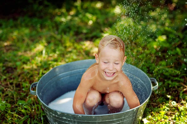 Wakacje Wsi Pobyt Wsi Happy Little Boy Zabawy Kąpieli Selektywne — Zdjęcie stockowe