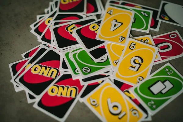 Uno Είναι Ένα Πολύχρωμο Παιχνίδι Καρτών Που Περιλαμβάνει Αριθμούς Και — Φωτογραφία Αρχείου