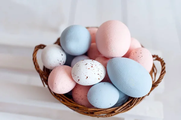 Huevos Pascua Cesta Tejida Aislados Sobre Fondo Blanco Color Pastel — Foto de Stock