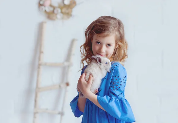 Милая Маленькая Девочка Кролик Кролик Имеет Пасха — стоковое фото
