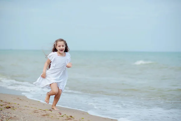 Menina Bonito Correndo Longo Costa Contra Mar Azul Claro Alegra — Fotografia de Stock