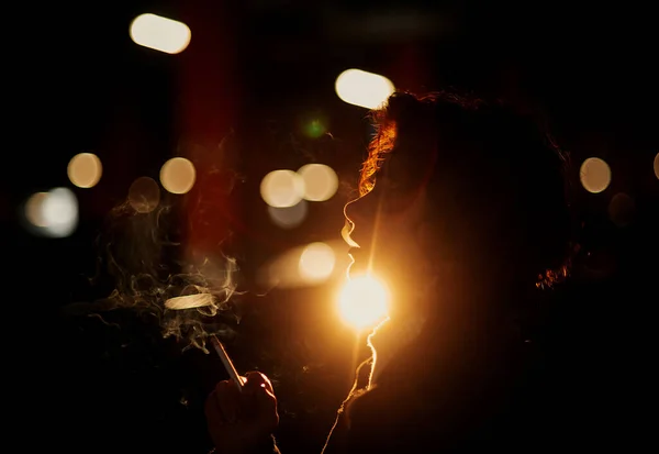 Silhouet Van Een Jonge Vrouw Die Sigaretten Rookt — Stockfoto