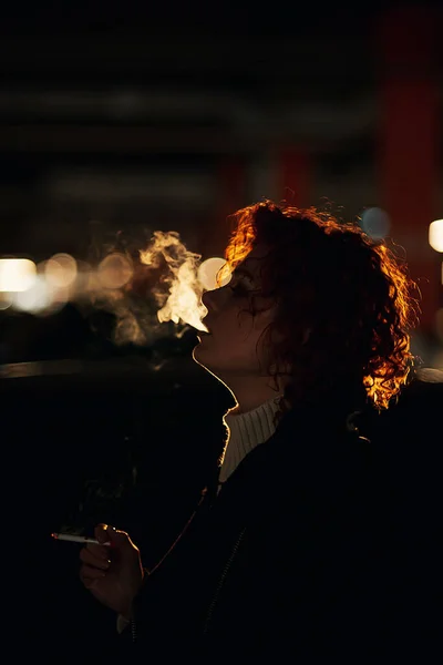 Silhouet Van Een Jonge Vrouw Die Sigaretten Rookt — Stockfoto