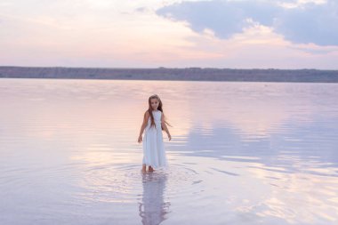 Küçük kız okyanus güzel Sahilde yürüyüş