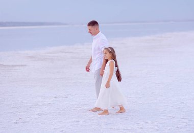 Mutlu baba, küçük kızıyla sahilde eğleniyor. Babalar Günü