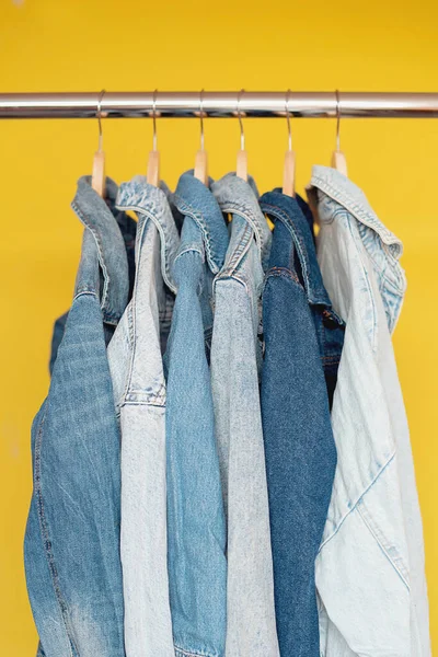 İkinci el pazarında kot ceketler ve retro gömlekler / bit pazarı