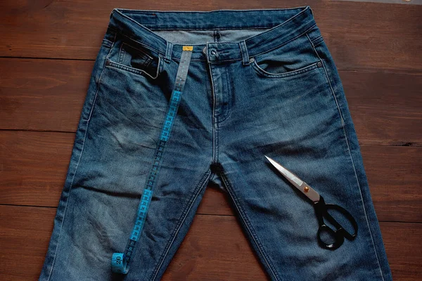 Denim Upcycle Fikirleri, Eski Kotları Kullanmak, Kotları Yenilemek, Eski Kotları Yeniden Kullanmak, Yenileme Şeyleri. Eski kot pantolon ve dikiş aletleri yığını