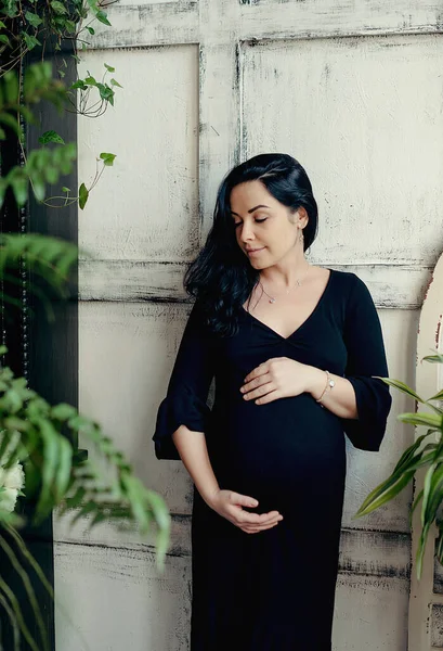 穿着衣服的孕妇手拉手在肚子上 准备和期待的概念 怀孕的美丽柔情照片 — 图库照片