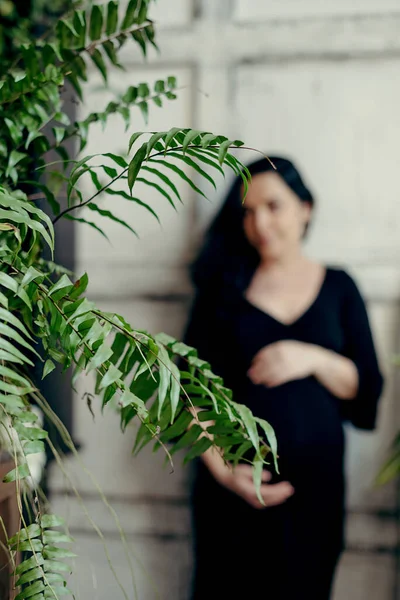 Gravid Kvinna Klänning Håller Händerna Magen Graviditet Moderskap Förberedelse Och — Stockfoto