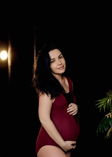 怀孕的快乐女人摸她的肚子 怀孕的中年母亲画像 爱抚着她的腹部 微笑着 健康怀孕概念 — 图库照片