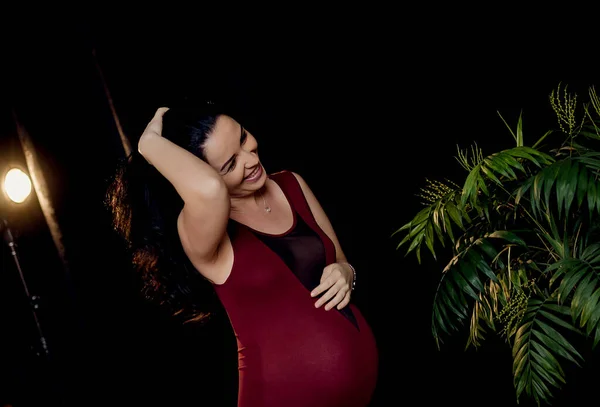 怀孕的快乐女人摸她的肚子 怀孕的中年母亲画像 爱抚着她的腹部 微笑着 健康怀孕概念 — 图库照片