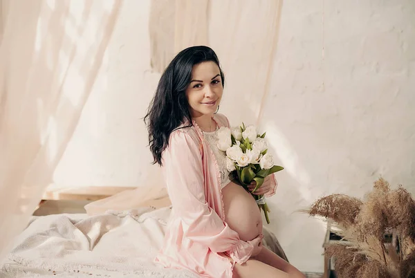 임산부가 어머니 초상화 미소짓는 — 스톡 사진