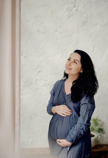 お腹に触れる妊婦さん 妊娠中の中年の母親の肖像画 彼女の腹と笑顔を愛撫 健康的な妊娠の概念 — ストック写真