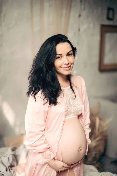 Gravid Lycklig Kvinna Röra Hennes Mage Gravid Medelålders Mamma Porträtt — Stockfoto