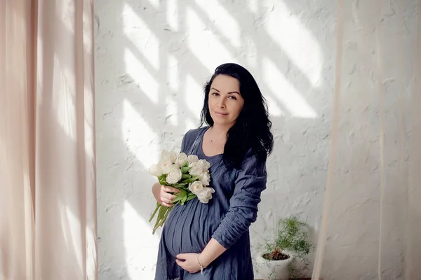 Mujer Feliz Embarazada Tocando Vientre Retrato Madre Embarazada Mediana Edad — Foto de Stock