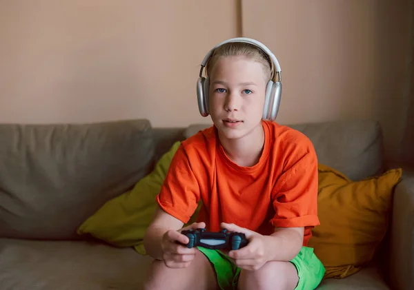 Evde Video Oyunu Oynayan Ergen Çocuk — Stok fotoğraf