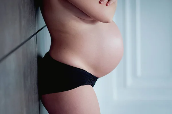 복부를 손으로 감싸고 임신의 아름다운 사진입니다 엄마가 아기를 기다리고 여성은 — 스톡 사진