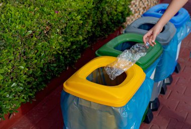 Kapalı el atma plastik şişe geri dönüşüm konteynırı çöp toplama çöpü sıralama. Elle yerleştirilmiş plastik çöp kutusu. Atık geri dönüşüm kutularını azaltın. Çöp geri dönüşümü plastik çöp bidonları