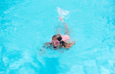 Yüzme havuzundaki küçük güzel kız.