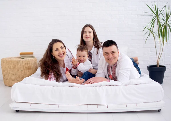 Gelukkige Familie Oekraïense Nationale Kleding — Stockfoto