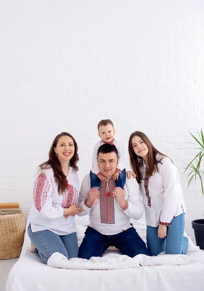 Счастливая Семья Украинской Национальной Одежде — стоковое фото