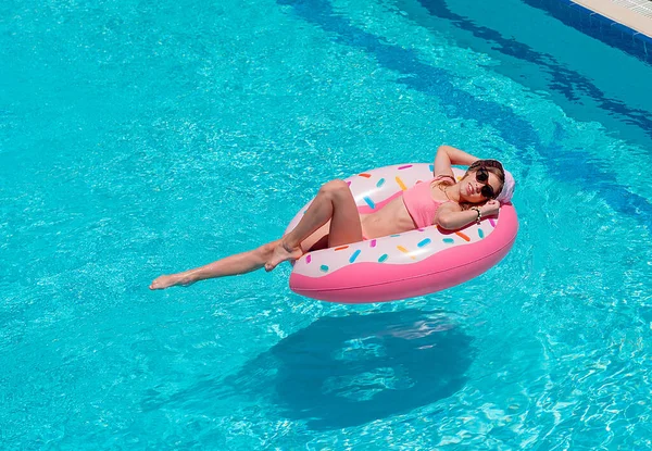 Mladá Dívka Plavkách Relaxuje Nafukovacím Gumovém Kroužku Bazénu Užívám Léto — Stock fotografie