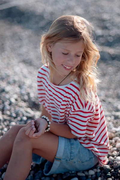 Krásná Dívka Tropické Pláži Blondýny Dívka Plavkách Těší Chůzi Pláži — Stock fotografie