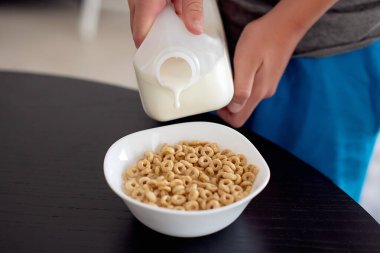 Sağlıklı mısır gevreği ve sütle dolu bir kase, yakın plan.