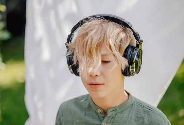 Menino Adolescente Elegante Ouvir Música Com Fones Ouvido Livre Movimento — Fotografia de Stock