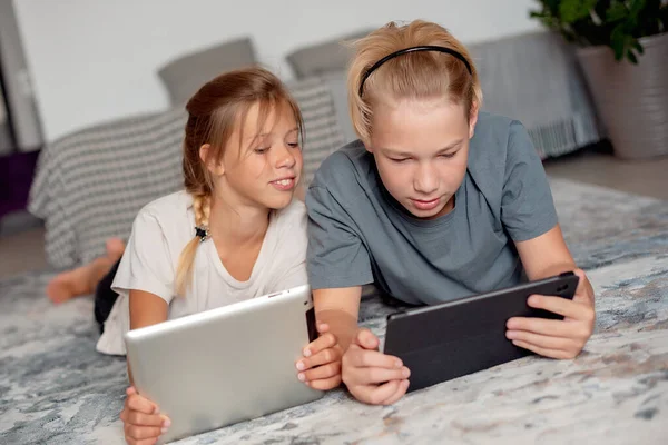 Kinderen Die Een Digitale Tablet Gebruiken — Stockfoto