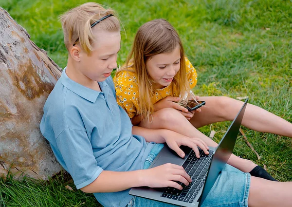 Due Adolescenti Felici Che Cercano Contenuti Multimediali Online Computer Portatile — Foto Stock