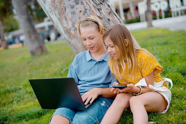 Due Adolescenti Felici Che Cercano Contenuti Multimediali Online Computer Portatile — Foto Stock