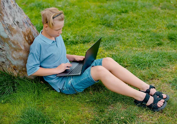 Giovane Ragazzo Erba Nel Parco Giardino Utilizzando Computer Portatile — Foto Stock