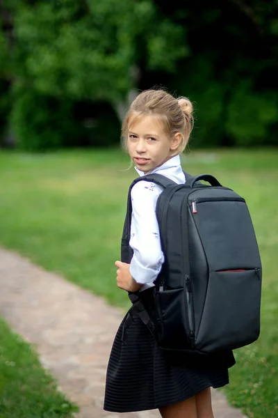 第一天在学校 回学校去乘坐书包或背包步行到校车 乘头等舱上学 — 图库照片