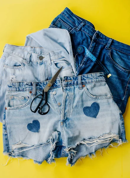 Eski kotların yeniden kullanılması ve doğal kaynakların korunması kavramı. Denim Artan Fikirler