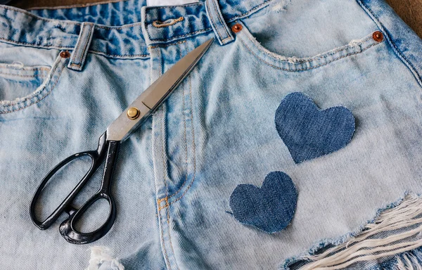 Begreppet Gamla Jeans Återanvändning Och Naturresurser Bevara Idéer Denim Upcycling — Stockfoto